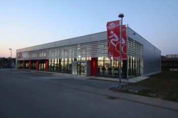  INNENAUSBAU ZWEIRAD-CENTER TRAUTWEIN  Für das bereits im Jahre 2011 von unserem Büro mitkonzipierte Fachfahrradcenter wurden in den letzten Jahren diverse Innenausbauten umgesetzt.  Ansprechende Architektur und hochwertiger Innenausbau in lichtdurchfluteter Stahl- und Glaskonstruktion schaffen eine neue „Fahrraderlebniswelt“ im „grünen“ Tübingen.  