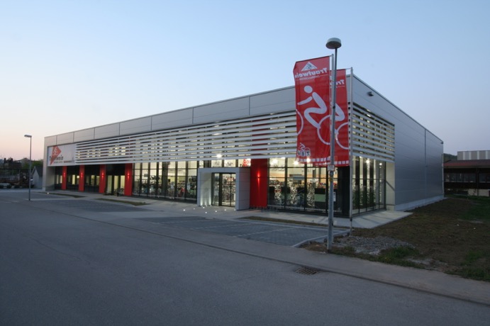  INNENAUSBAU ZWEIRAD-CENTER TRAUTWEIN  Für das bereits im Jahre 2011 von unserem Büro mitkonzipierte Fachfahrradcenter wurden in den letzten Jahren diverse Innenausbauten umgesetzt.  Ansprechende Architektur und hochwertiger Innenausbau in lichtdurchfluteter Stahl- und Glaskonstruktion schaffen eine neue „Fahrraderlebniswelt“ im „grünen“ Tübingen.  