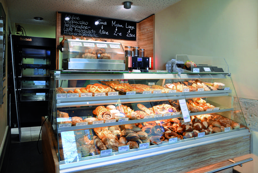  Brezelstüble Tübingen.  2009 entstand in der Tübinger Altstadt ein kleiner aber liebenswerter Coffeeshop des großen Cafe Lieb. Der enge und sehr schlauchförmige Laden sollte trotz der eingeschränkten Platzmöglichkeiten nicht nur Gebäck, sondern auch Getränke und kleine Snacks anbieten können. Jeder Platz wurde optimal ausgenutzt. Wichtig war auch die Beleuchtung, welche dem Laden mit nur einem Schaufenster ein helles und freundliches Ambiente verlieh, und den Blick auf die Auslegeware lenken sollte. 